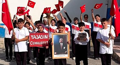 Feke'de köy okulundan Cumhuriyet Bayramı'nda anlamlı kutlama