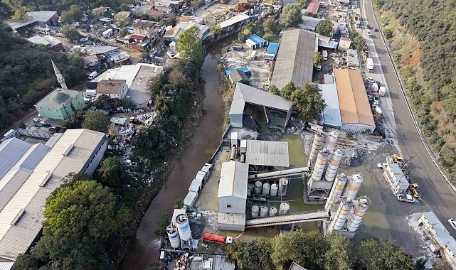 Felakete neden olan dere yatağına yapılmış geniş binalar havadan görüntülendi