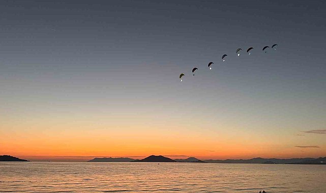 Fethiye'de Led Işıklı Motorlu Yamaç Paraşütü gösterisi beğenildi