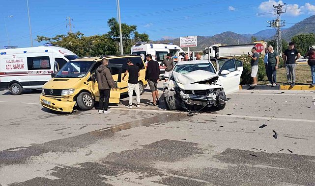 Fethiye'de otomobil ile kamyonet çarpıştı: 5 yaralı