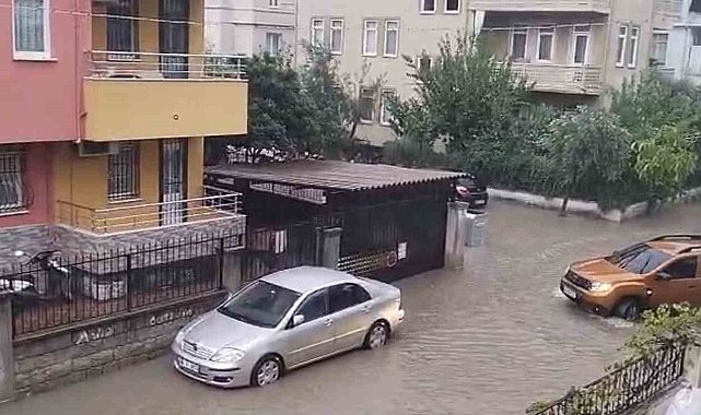 Fethiye'de sağanak yağış hayatı olumsuz etkiledi