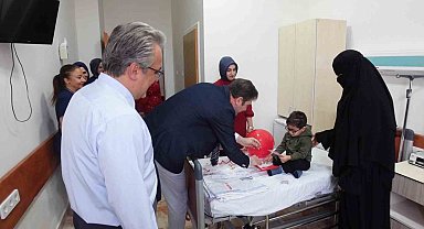 Fırat Üniversitesi Hastanesi'nde minik hastalara 29 Ekim sürprizi