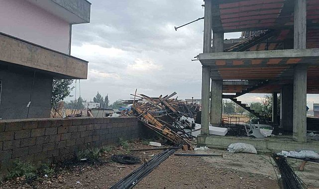 Fırtına da cami minaresi ve ağaç devrildi, çatı yıkıldı