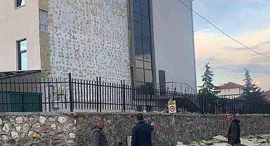 Fırtına okulun dış cephesine zarar verdi