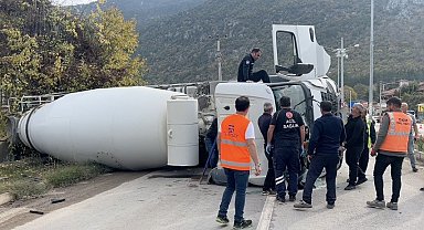 Freni boşalan beton mikseri otomobile çarpıp devrildi: 3 kişinin yaralandığı kaza kamerada