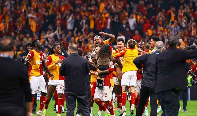 Galatasaraylı futbolcular galibiyeti taraftarıyla kutladı