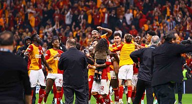 Galatasaraylı futbolcular galibiyeti taraftarıyla kutladı