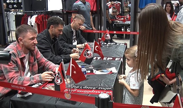 Gaziantep FK futbolcuları ve taraftarlar imza gününde buluştu