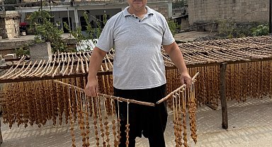 Gaziantep'in yöresel lezzetleri cevizli sucuk ve bastık geleneksel yöntemlerle hazırlanıyor