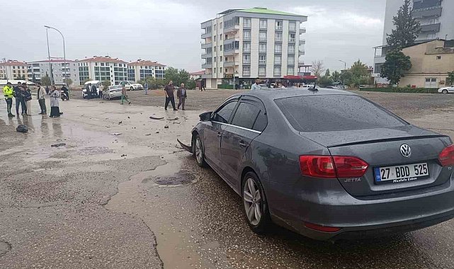 Gaziantep'te 2 otomobil çarpıştı: Araçlarda maddi hasar oluştu