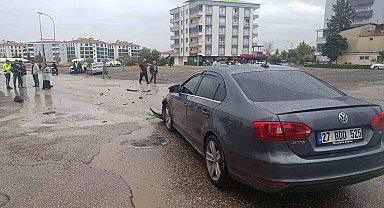 Gaziantep'te 2 otomobil çarpıştı: Araçlarda maddi hasar oluştu