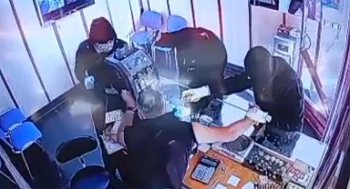 Gaziantep'te 5,6 milyon TL'lik silahlı ve biber gazlı kuyumcu soygunu: O anlar kamerada