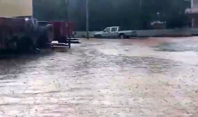Gaziantep'te etkili olan dolu ve sağanak hayatı olumsuz etkiledi