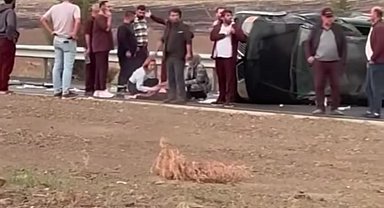 Gaziantep'te kontrolden çıkan araç karşı şeride uçtu: 4 yaralı