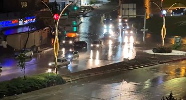 Gaziantep'te sağanak yağmur yolları göle çevirdi