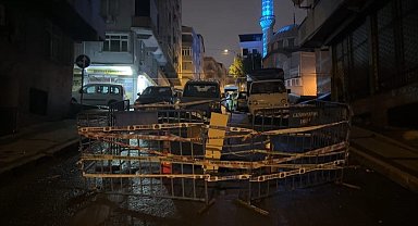 Gaziosmanpaşa'da sağanak sonrası yolda çökme meydana geldi