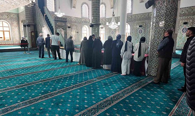 Gediz'de kutsal emanetlere vatandaşlar yoğun ilgi gösterdi