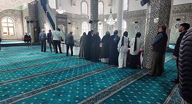 Gediz'de kutsal emanetlere vatandaşlar yoğun ilgi gösterdi