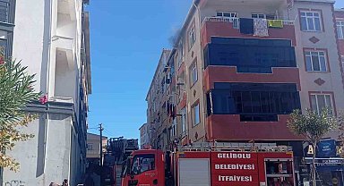 Gelibolu'da bir apartmanın 4'üncü katından çıkan yangın korkuttu
