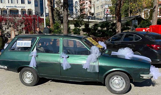 Gelin gibi süslenen klasik otomobil hayır için görücüye çıktı