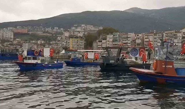 Gemlik'te tekne ve kayıklar Türk bayraklarıyla donatıldı