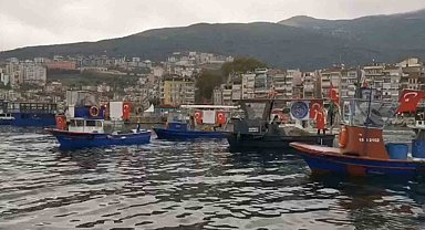 Gemlik'te tekne ve kayıklar Türk bayraklarıyla donatıldı