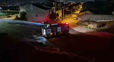 Gençler traktör lastiğini yakarak yangın çıkardı