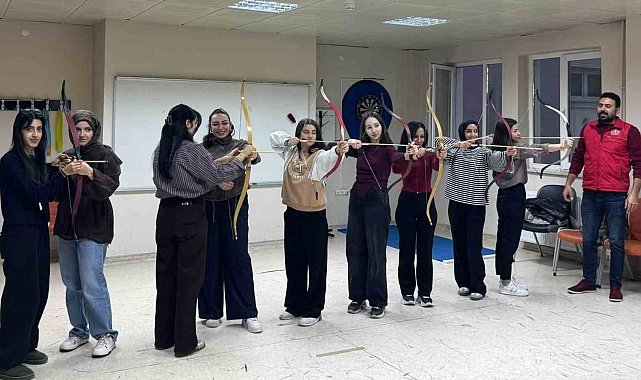 Gençlik Merkezinde okçuluk eğitimleri sürüyor