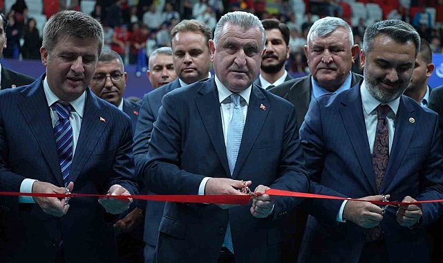 Gençlik ve Spor Bakanı Bak, Kırıkkale'de yeni spor salonunun açılışını yaptı