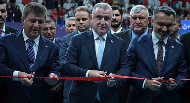 Gençlik ve Spor Bakanı Bak, Kırıkkale'de yeni spor salonunun açılışını yaptı