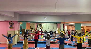 Germencik'te minikler hem eğleniyor hem spor yapıyor