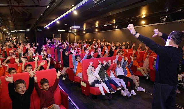 Gezen sinema tırı Kaynaşlı'da çocuklarla buluştu