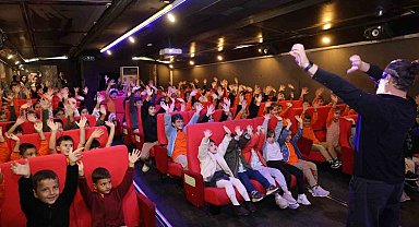 Gezen sinema tırı Kaynaşlı'da çocuklarla buluştu