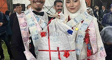 Giresun'da düğünde altın yerine bir çuval fındık taktılar