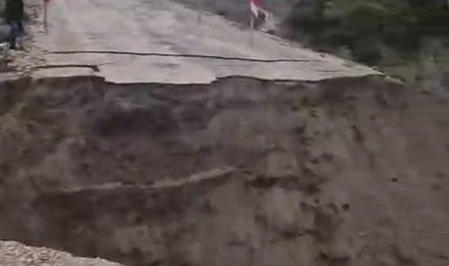 Gönen'de yoğun yağış yolu çökertti: Ulaşım tamamen kesildi