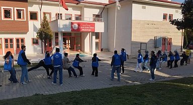 Gönüllü gençler çocuk evlerinde kalan çocuklarla buluştu