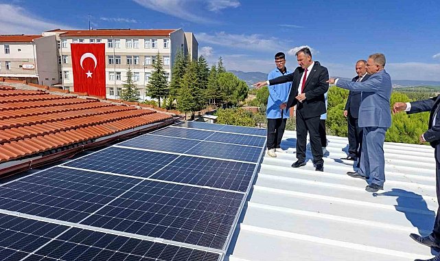 Gördes'in güneşi okula enerji vermeye başladı