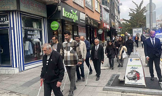Görme engelliler için beyaz bastonlarla yürüdüler