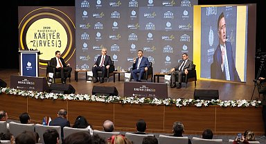 GTÜ Rektörü Başiskele Kariyer Zirvesi'nde gençlerle buluştu