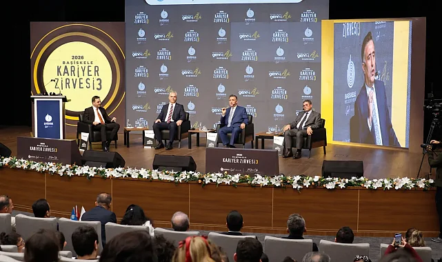 GTÜ Rektörü Başiskele Kariyer Zirvesi'nde gençlerle buluştu