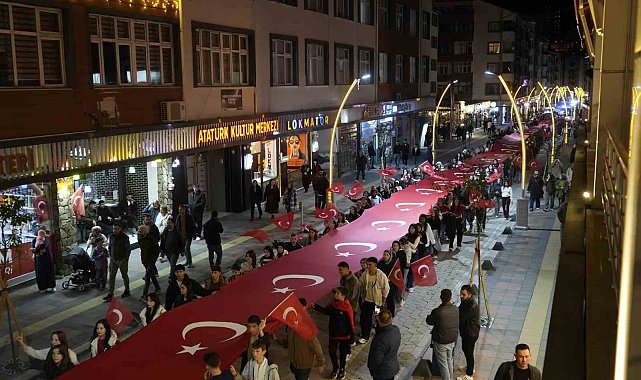 Gümüşhane'de meşaleler ve marşlar eşliğinde Cumhuriyet yürüyüşü