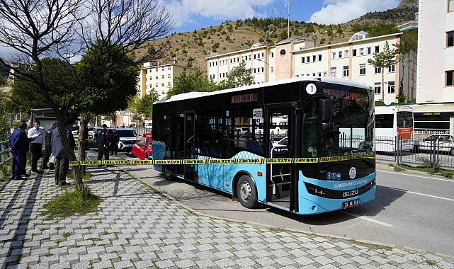 Gümüşhane'de otomobil durakta bekleyen otobüse çarptı: 2 yaralı