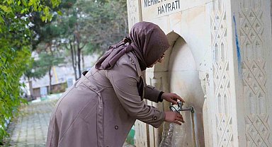 Gümüşhaneli kadın sanatçı, unutulmaya yüz tutan mezarları ve çeşmeleri yeniliyor
