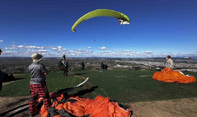 Güneşi fırsat bilen gökyüzü sevdalıları 'havalara uçtu'