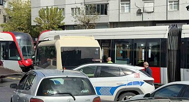 Güngören'de tramvay ters dönüş yapan minibüse çarptı