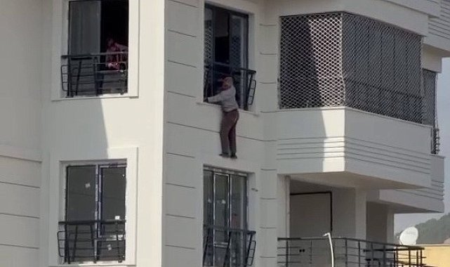 Güvenlik önlemi almadan metrelerce yüksekte çalıştı