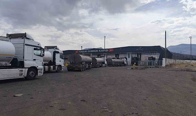 Habur'da tır şoförlerinden düzenli sevk sistemi talebi: "1000 lira ödüyoruz, parkta bekleyemiyoruz"