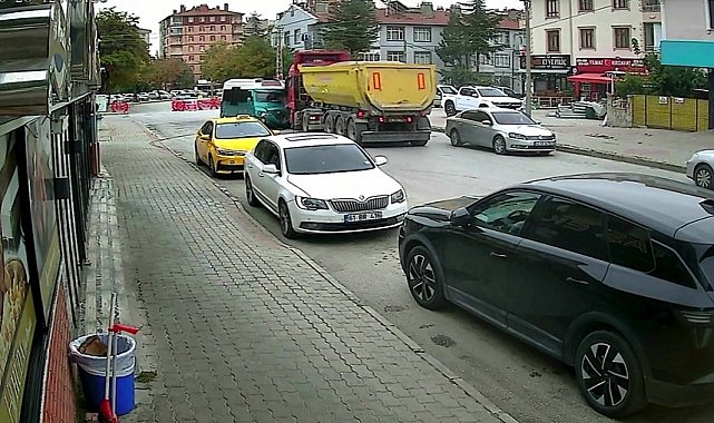 Hafriyat yüklü kamyon ile minibüs çarpıştı: 10 yaralı
