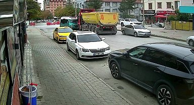 Hafriyat yüklü kamyon ile minibüs çarpıştı: 10 yaralı