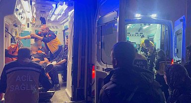 Hakkari'de düzensiz göçmenleri taşıyan minibüs dereye uçtu: 20 yaralı